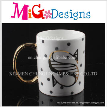 Superficie de la manija de Aureate con una letra tazas de café de cerámica